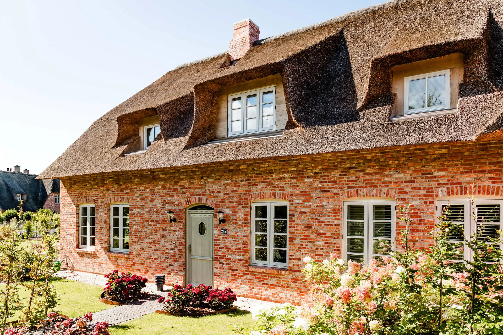 Hummerklippen b Hummerklippen b <p>Exklusiver Ferienhausteil unter Reet für bis zu 6 Personen, hochwertig eingerichtet, mit eigener Sauna und Original Mylin-Kachelofen, sowie eigener Terrasse im großzügigen Garten.<br></p>