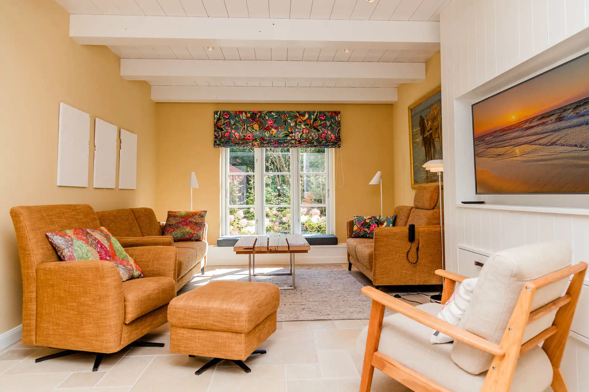 Hummerklippen a Hummerklippen a <p>Exklusiver Ferienhausteil unter Reet für bis zu 6 Personen, hochwertig eingerichtet, mit eigener Sauna und Kamin, sowie eigener Terrasse im großzügigen Garten.</p>