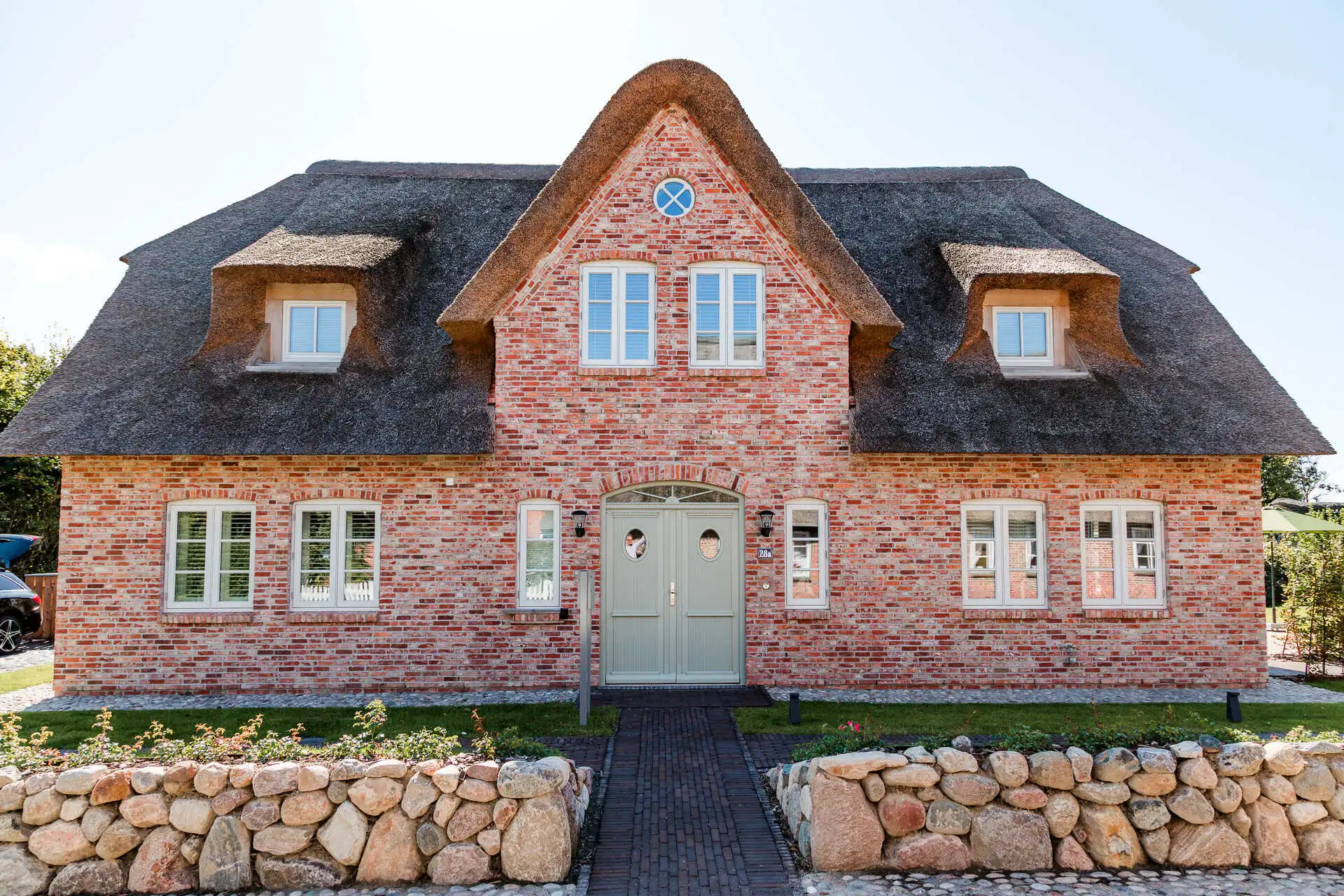 Hummerklippen a Hummerklippen a <p>Exklusiver Ferienhausteil unter Reet für bis zu 6 Personen, hochwertig eingerichtet, mit eigener Sauna und Kamin, sowie eigener Terrasse im großzügigen Garten.<br></p>