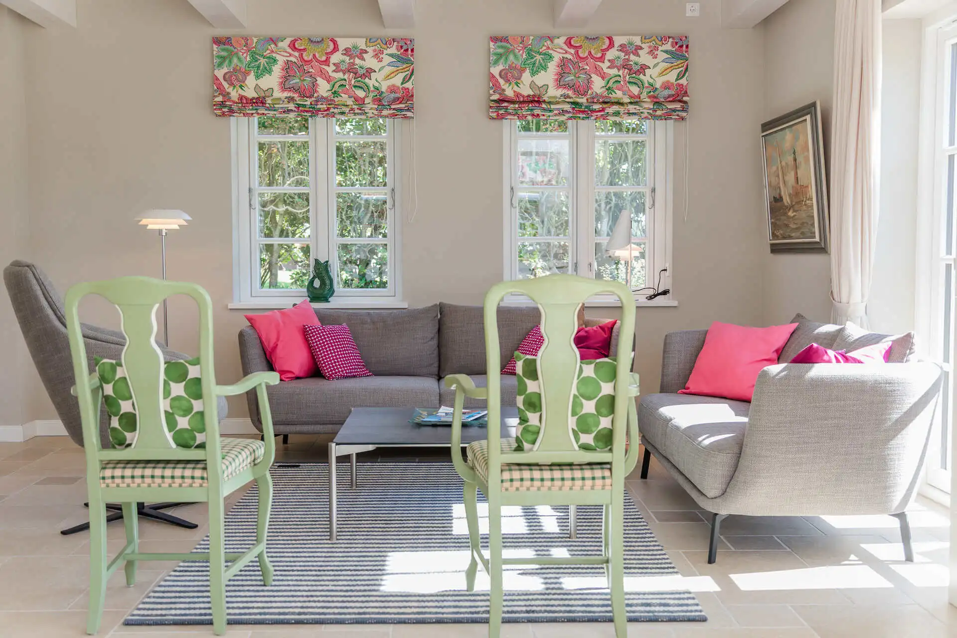 Hummerklippen b Hummerklippen b <p>Exklusiver Ferienhausteil unter Reet für bis zu 6 Personen, hochwertig eingerichtet, mit eigener Sauna und Original Mylin-Kachelofen, sowie eigener Terrasse im großzügigen Garten.<br></p>